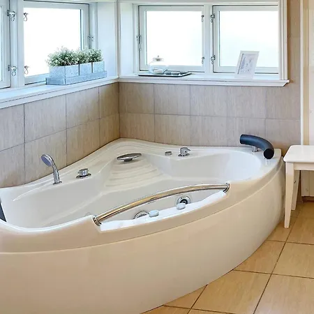 Three-bedroom In 4 * Broager