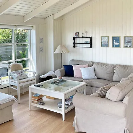 Three-bedroom In 4 Holiday home