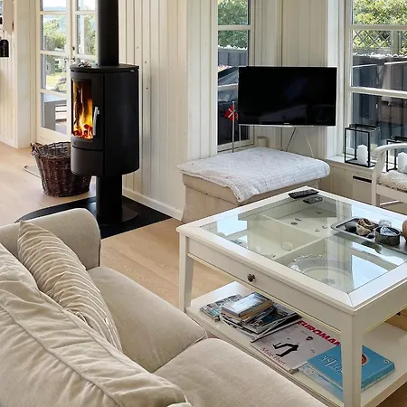 Holiday home Three-bedroom In 4