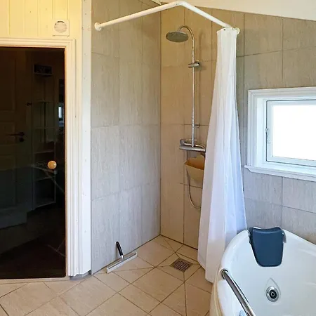 Three-bedroom In 4 *